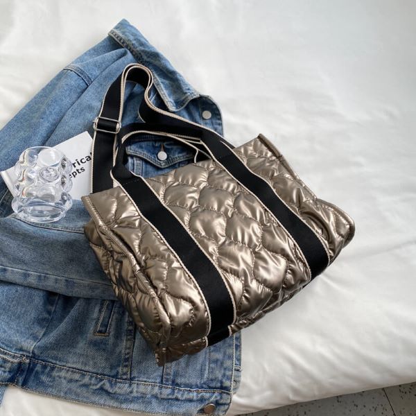 Bolsa feminina, bolsa transversal, bolsa totem, bolsa de lado, bolsa de ombro, bolsa puffer, bolsa nylon, bolsa de mão, bolsa transversal champanhe.