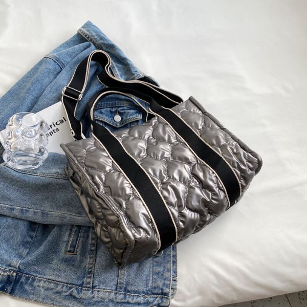 Bolsa feminina, bolsa transversal, bolsa totem, bolsa de lado, bolsa de ombro, bolsa puffer, bolsa nylon, bolsa de mão, bolsa transversal cinza.