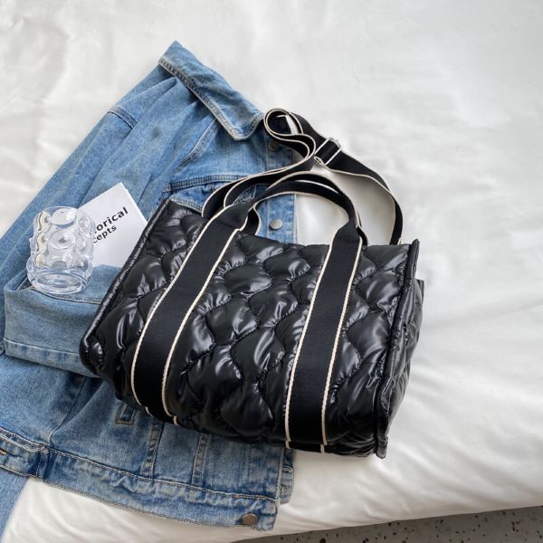 Bolsa feminina, bolsa transversal, bolsa totem, bolsa de lado, bolsa de ombro, bolsa puffer, bolsa nylon, bolsa de mão, bolsa transversal preta.