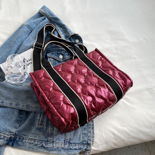 Bolsa feminina, bolsa transversal, bolsa totem, bolsa de lado, bolsa de ombro, bolsa puffer, bolsa nylon, bolsa de mão, bolsa transversal vermelha.